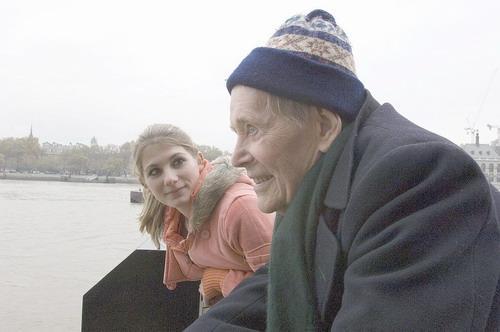 com-一枝梨花压海棠+又见洛丽塔(组图)