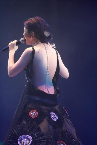减肥没见成效 卫兰开演唱会依然虎背熊腰
