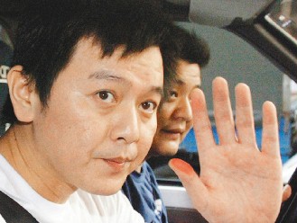 台湾艺人庹宗康勒戒获释 脸颊凹陷身形消瘦(图)