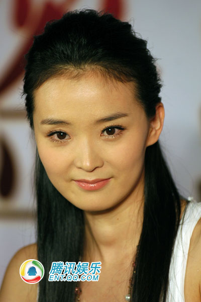 王艳签约橙天获胡军送玫瑰 称想要再生个小女儿