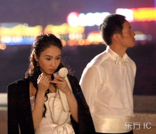 CCTV.com-陈豪黎姿外滩拍戏 被游客分心频繁