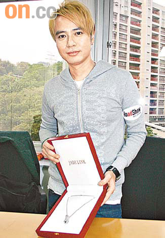 CCTV.com-谭咏麟玉坠赠李克勤儿子 称一家开