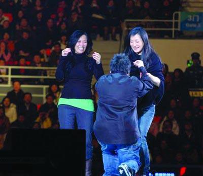 沉寂三年重开个唱 韩红跪谢那英与毛阿敏(附图)