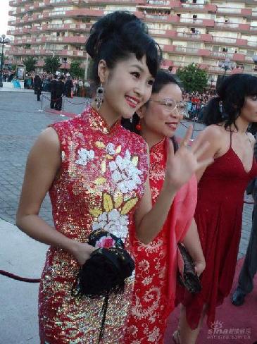 琪琪格亮相比尼亚德尔马国际音乐节红毯(组图