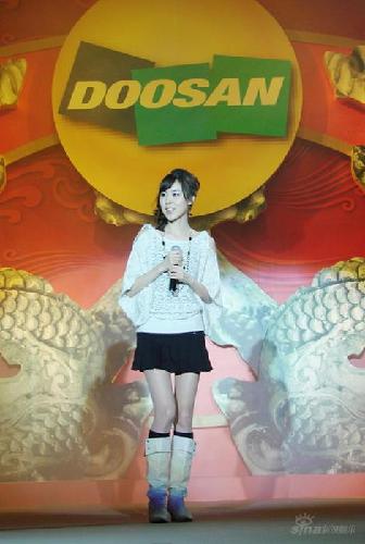 简美妍受邀参加企业年会 唱中文歌打动观众(图