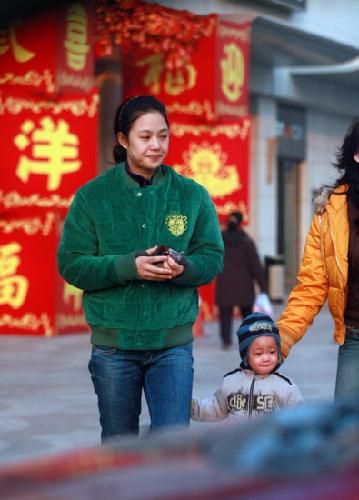 组图:姜文儿子已会走路 活泼可爱相貌酷似周韵