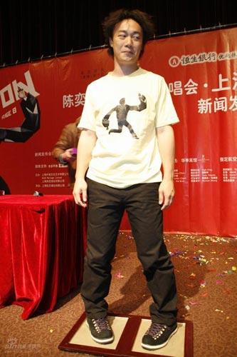 陈奕迅上海宣传演唱会 称谢霆锋未受不雅照影