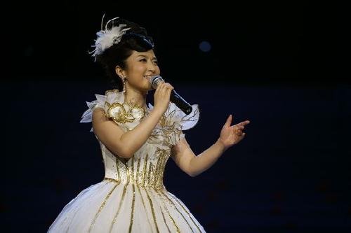 著名青年歌唱家刘媛媛在晚会上演唱了《五星红旗,以此向各条战线上