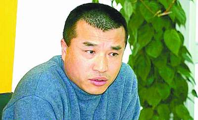 烟火组组长郭岩在事故中受伤,经过抢救无效逝世,还有消息称导演康洪雷