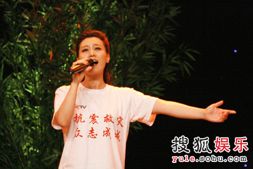 《小崔说事》特别节目 谭晶深情演唱《兵》(图