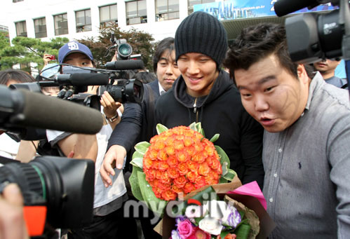 组图:韩国歌手金钟国退役 被歌迷媒体鲜花簇拥