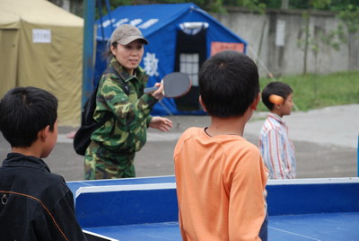 吴琼阮巡灾区做志愿者 与孩子过六一送礼物(图