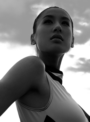 多面伊人黄圣依沙滩写真 魔鬼身材尽收眼底