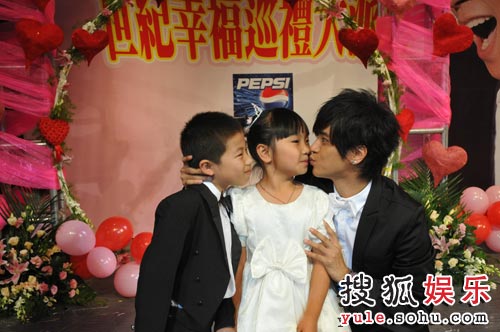 志祥上海操办世纪婚礼 与5岁小女娃当众接吻_