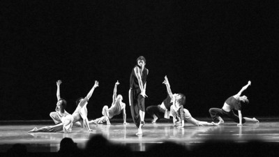 由上海戏剧学院附属舞蹈学校现代舞教师钟璐创