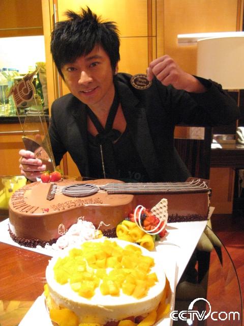 孙耀威出席十大劲歌金曲颁奖典礼_CCTV.com