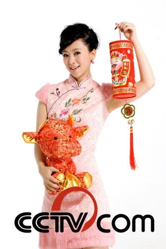 翁虹旗袍完美诠释中国红 娇俏妩媚玩转女人味