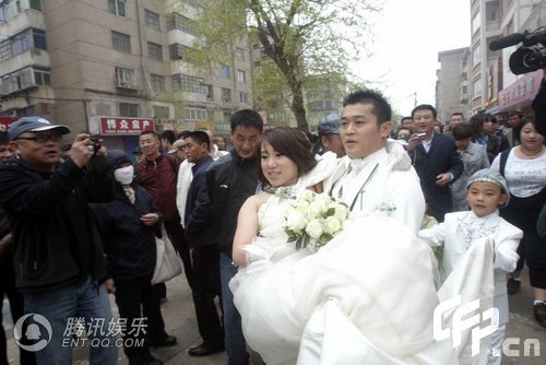 丫蛋 毛毛昨日大婚 本山影视基地举行婚礼(组图