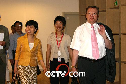 嘉宾参观卧松斋休息间