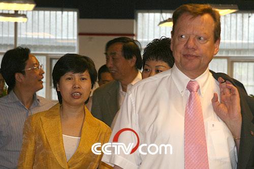 嘉宾参观卧松斋休息间