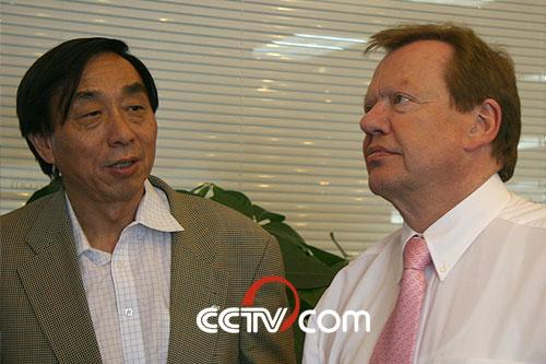 嘉宾参观卧松斋休息间