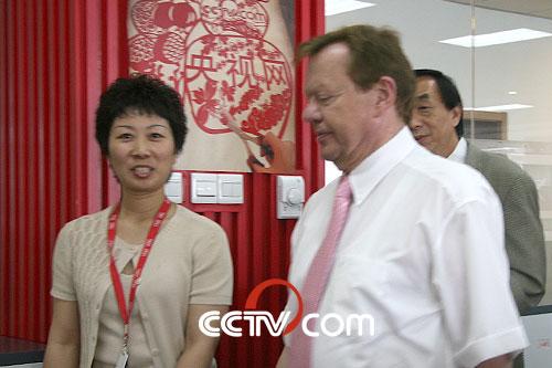 嘉宾参观央视网开放工作区
