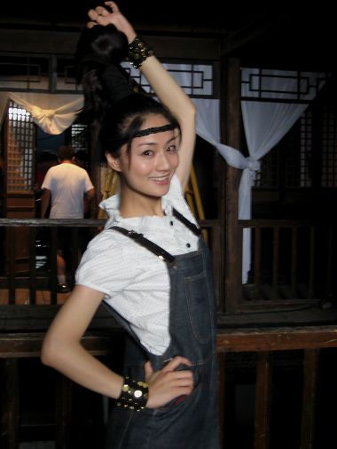 叶青青迷失疯人院 造型多变堪称百变女郎_