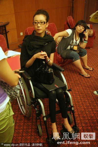 刘岩不后悔参加奥运会 坐轮椅穿名牌风姿卓然