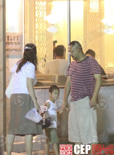 姜文姜武全家聚餐漂亮姜一郎惹人疼组图