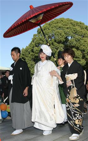 铃木纱理奈怀孕6个月 明治神宫内举行结婚仪式