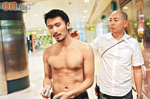 谢霆锋拍片脱衣秀肌肉 自剃头免头发缠身(图)