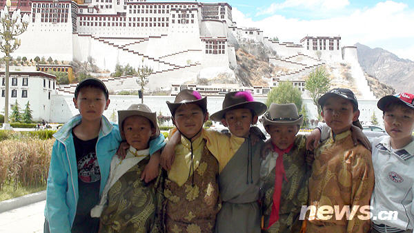 拉萨市少年儿童活动中心的小学员在布达拉宫前高唱《国家》.