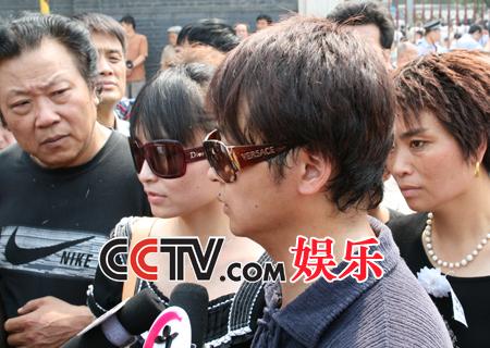 CCTV.com-冯晓泉 曾格格夫妇抵达八宝山悼念