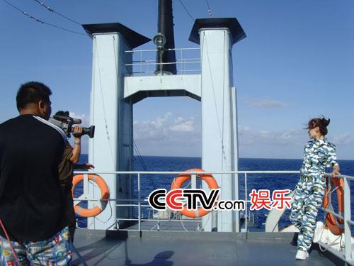CCTV.com-歌手陈红在甲板上