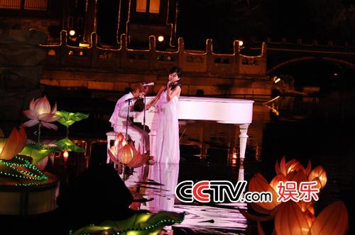 CCTV.com-现场图片--钢琴合奏小提琴