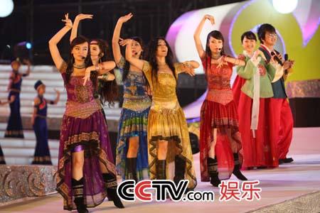 CCTV.com-组图:少数民族组合演唱〈大地飞歌