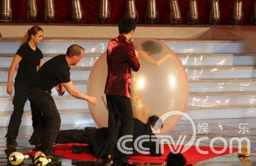 快讯:央视主持管彤脱高跟鞋进气球,紧张心跳