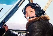 1990年那曲地区发生特大雪灾，祁爱群跟空军黑鹰机组到巴青县空投物资。这是她在贡嘎机场拍摄的照片