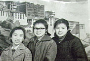 上大学时，祁爱群（右一）和同学们在一起