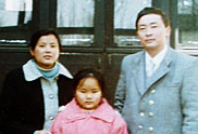 三口之家，1997年拍摄。祁爱群在班戈县工作的时候，一家三口三地分居，一年才能团聚一次。