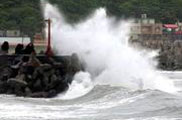 台风“海棠”掀起巨浪