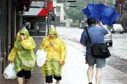行人冒狂风大雨行走 