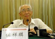 座谈会上侯老耐心听取记者提问  