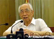发言时露出和蔼的笑容  