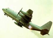 资料照片：C-130运输机依靠火箭助推装置快速升空