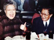 吴仪与老书记谈笑风生