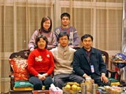记者与村民一家合影