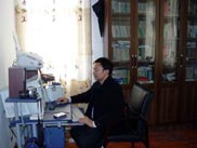 村民在家中书房上网