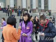 组图：政协委员们在入场前接受记者采访