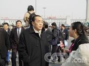 组图：政协委员们在入场前接受记者采访